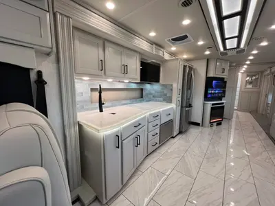 2027 Fleetwood Discovery photo 6