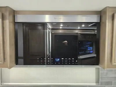 2027 Fleetwood Discovery LXE photo 13