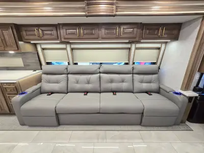2027 Fleetwood Discovery LXE photo 7