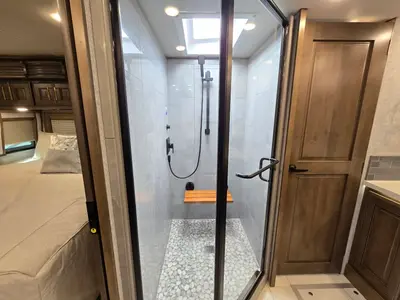 2027 Fleetwood Discovery LXE photo 28