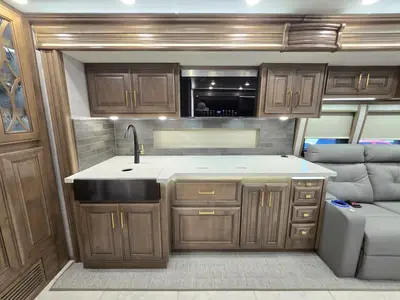 2027 Fleetwood Discovery LXE photo 10