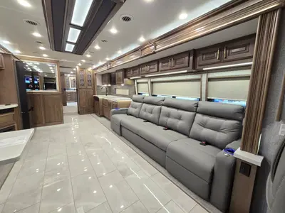 2027 Fleetwood Discovery LXE photo 6