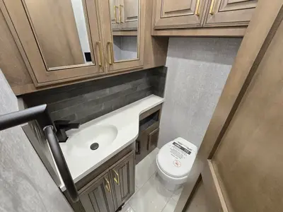2027 Fleetwood Discovery LXE photo 22