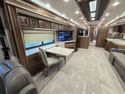 2027 Fleetwood Discovery LXE photo 16