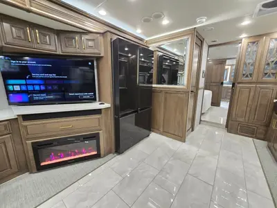 2027 Fleetwood Discovery LXE photo 19