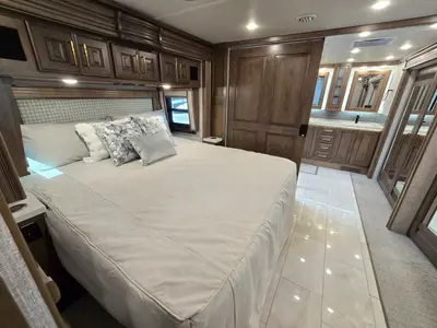 2027 Fleetwood Discovery LXE photo 23