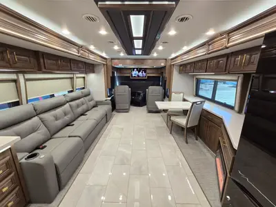 2027 Fleetwood Discovery LXE photo 3