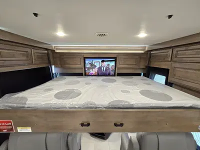 2027 Fleetwood Discovery LXE photo 4