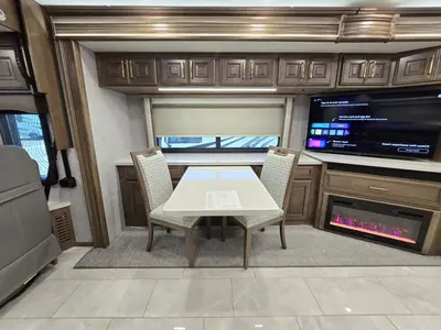 2027 Fleetwood Discovery LXE photo 17