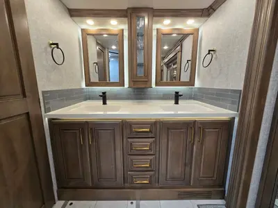 2027 Fleetwood Discovery LXE photo 27