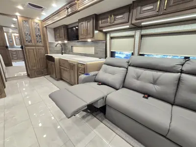 2027 Fleetwood Discovery LXE photo 8
