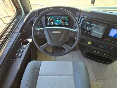 2027 Fleetwood Discovery LXE photo 2