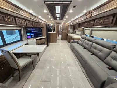 2027 Fleetwood Discovery LXE photo 5