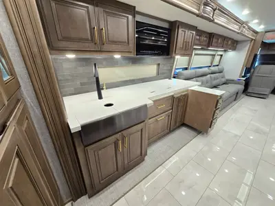2027 Fleetwood Discovery LXE photo 11