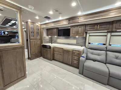 2027 Fleetwood Discovery LXE photo 9