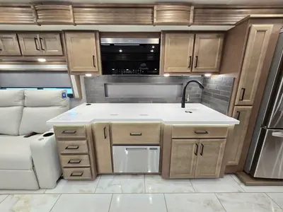 2027 Fleetwood Discovery photo 8