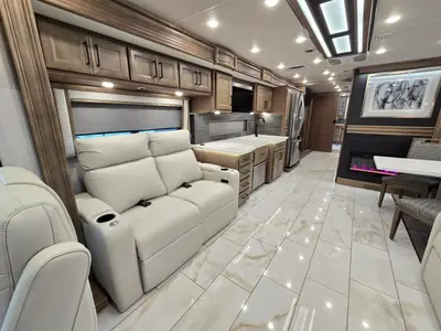 2027 Fleetwood Discovery photo 6