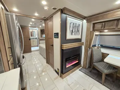 2027 Fleetwood Discovery photo 18