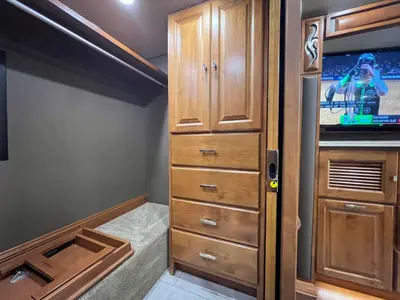 2018 Tiffin Motorhomes Phaeton photo 19