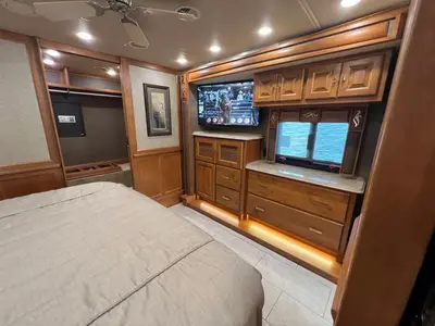 2018 Tiffin Motorhomes Phaeton photo 18