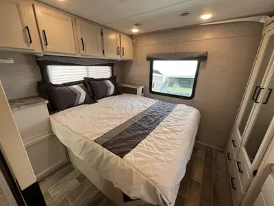 2022 Thor Motor Coach Chateau photo 19