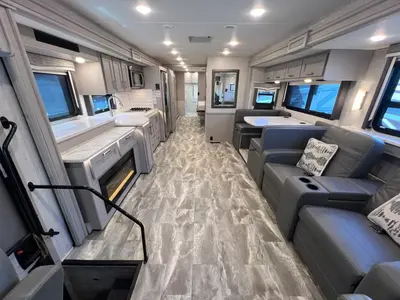 2023 Thor Motor Coach Challenger photo 5