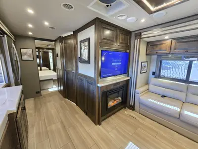 2019 Tiffin Motorhomes Allegro RED photo 17