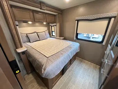2022 Thor Motor Coach Omni photo 17