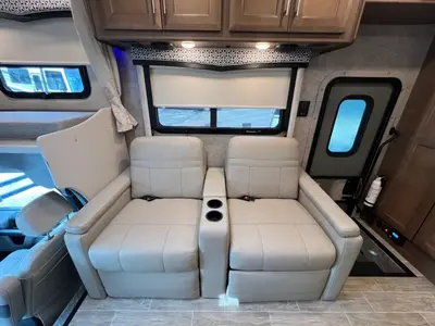 2022 Thor Motor Coach Omni photo 15