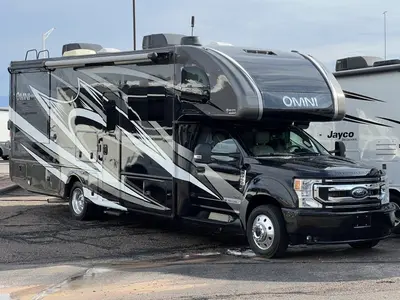 2022 Thor Motor Coach Omni exterior