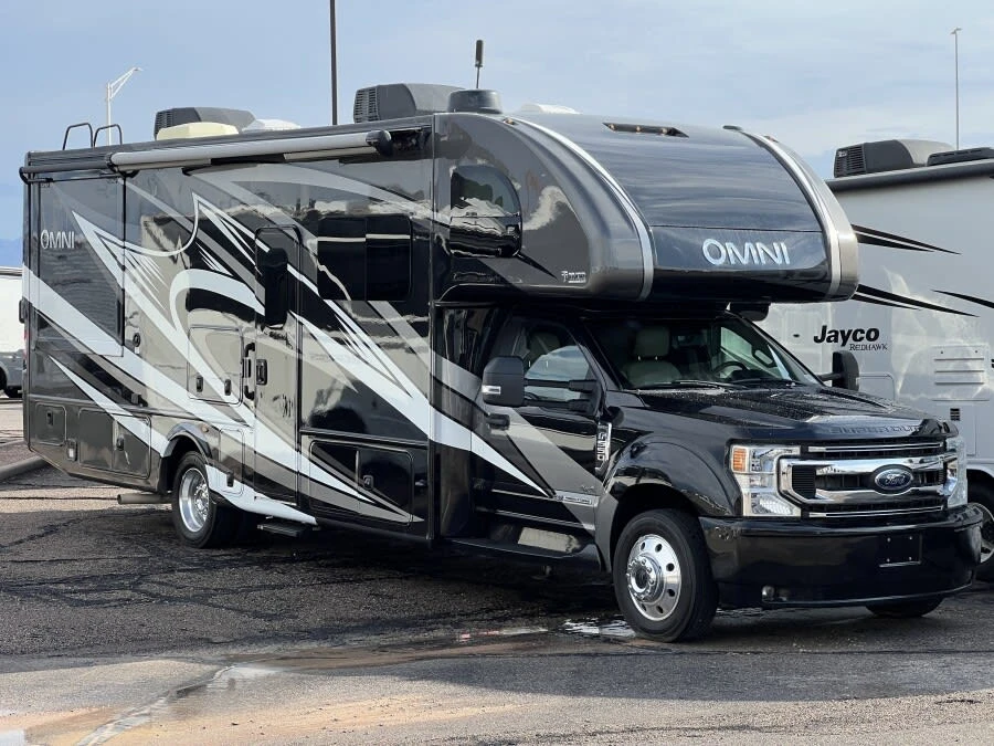 2022 Thor Motor Coach Omni exterior