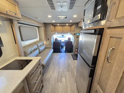2023 Tiffin Motorhomes Midas photo 3