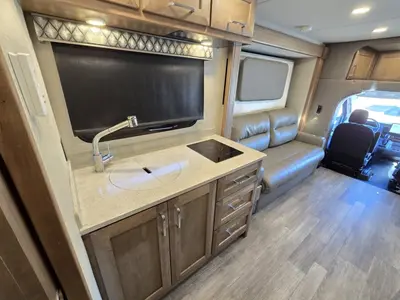 2023 Tiffin Motorhomes Midas photo 7