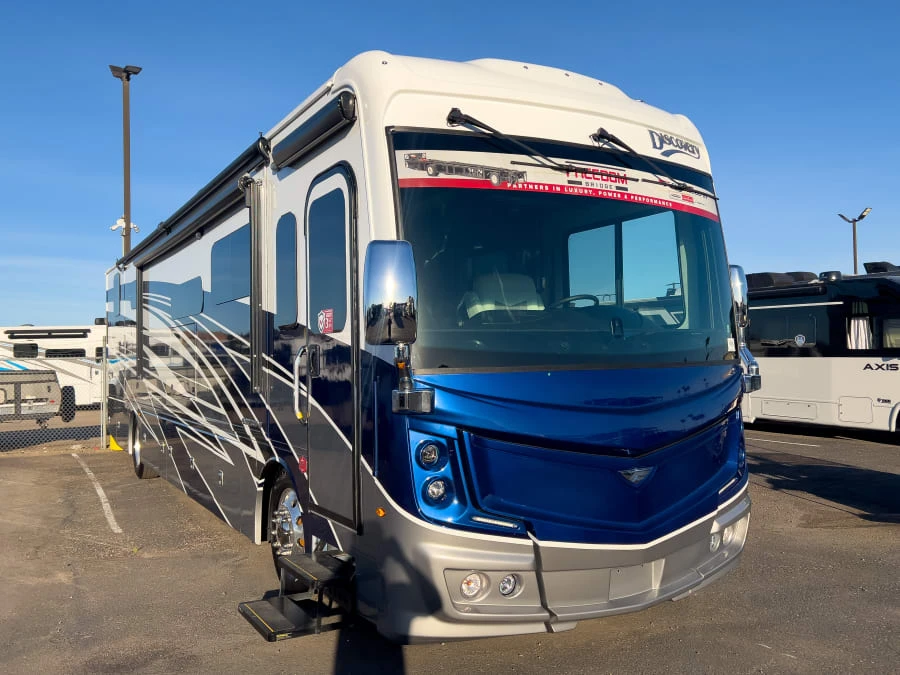 2026 Fleetwood Discovery exterior