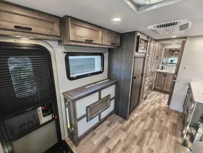 2026 Tiffin Motorhomes Midas photo 9