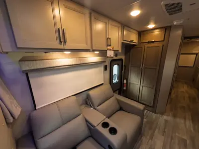 2027 Thor Motor Coach Omni photo 9