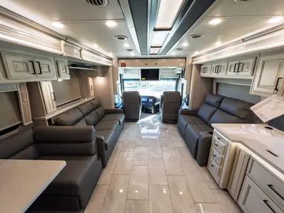 2027 Fleetwood Discovery LXE photo 4