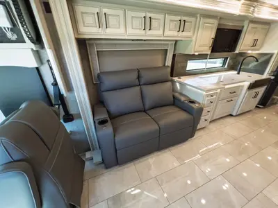 2027 Fleetwood Discovery LXE photo 11
