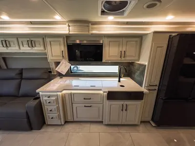 2027 Fleetwood Discovery LXE photo 13