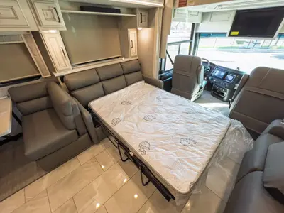 2027 Fleetwood Discovery LXE photo 9