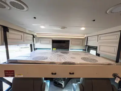 2027 Fleetwood Discovery LXE photo 5