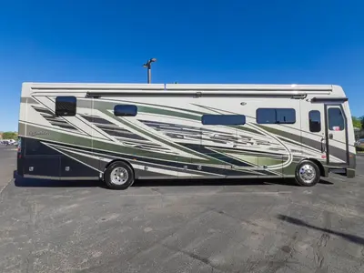 2027 Fleetwood Discovery LXE photo 23