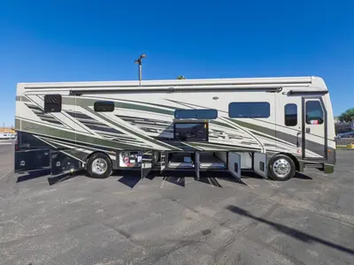 2027 Fleetwood Discovery LXE photo 24