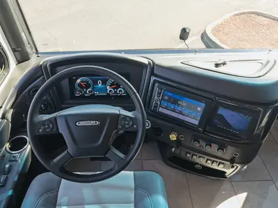 2027 Fleetwood Discovery LXE photo 2