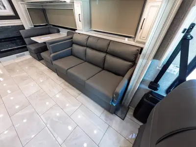 2027 Fleetwood Discovery LXE photo 8