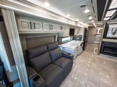 2027 Fleetwood Discovery LXE photo 10