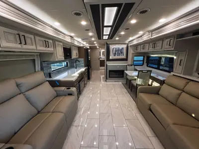 2027 Fleetwood Discovery LXE photo 6