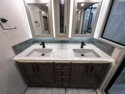 2027 Fleetwood Discovery LXE photo 18