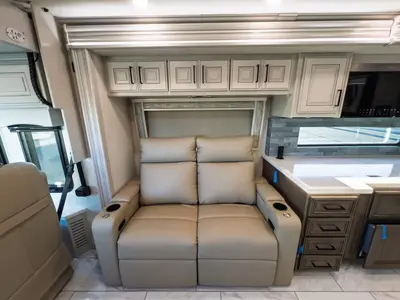 2027 Fleetwood Discovery LXE photo 11