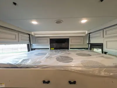 2027 Fleetwood Discovery LXE photo 5